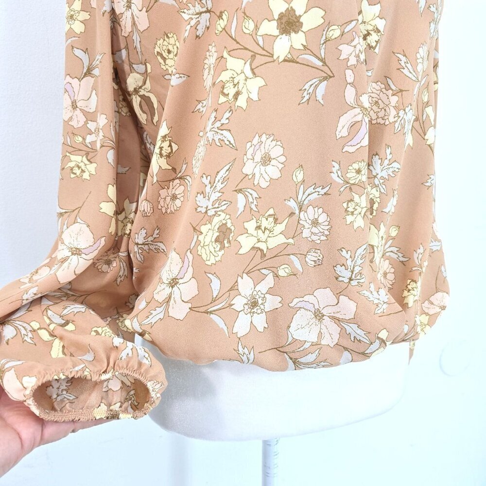 NWT Elodie Surplice Floral DaintyTan Long Sleeve Relaxed Fit Top Women M - Picture 2 of 6